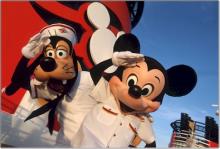 Disney Cruises, los mejores cruceros para viajar con niños Imagen de Mickey y Guffy en el barco de Disney Cruises